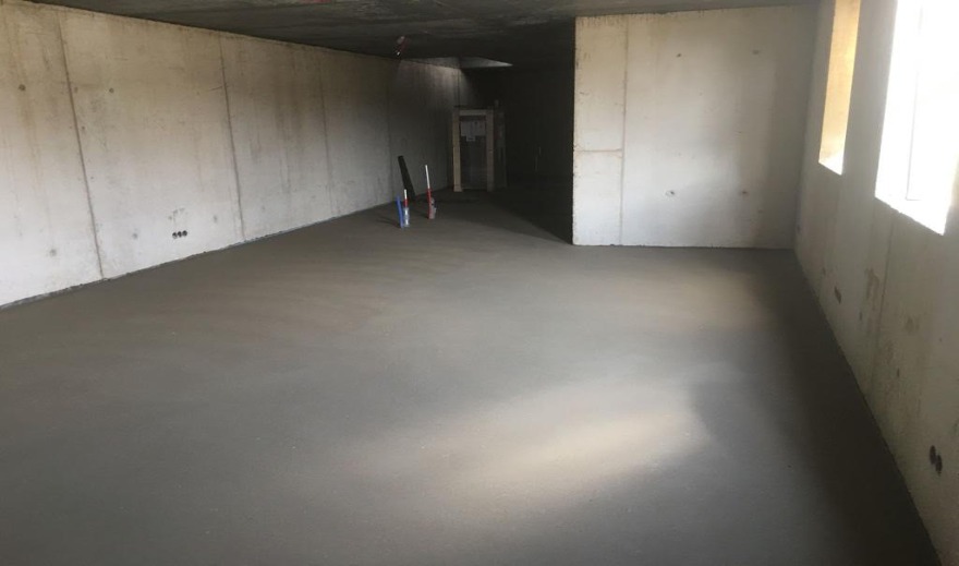 Cementdekvloer schuur